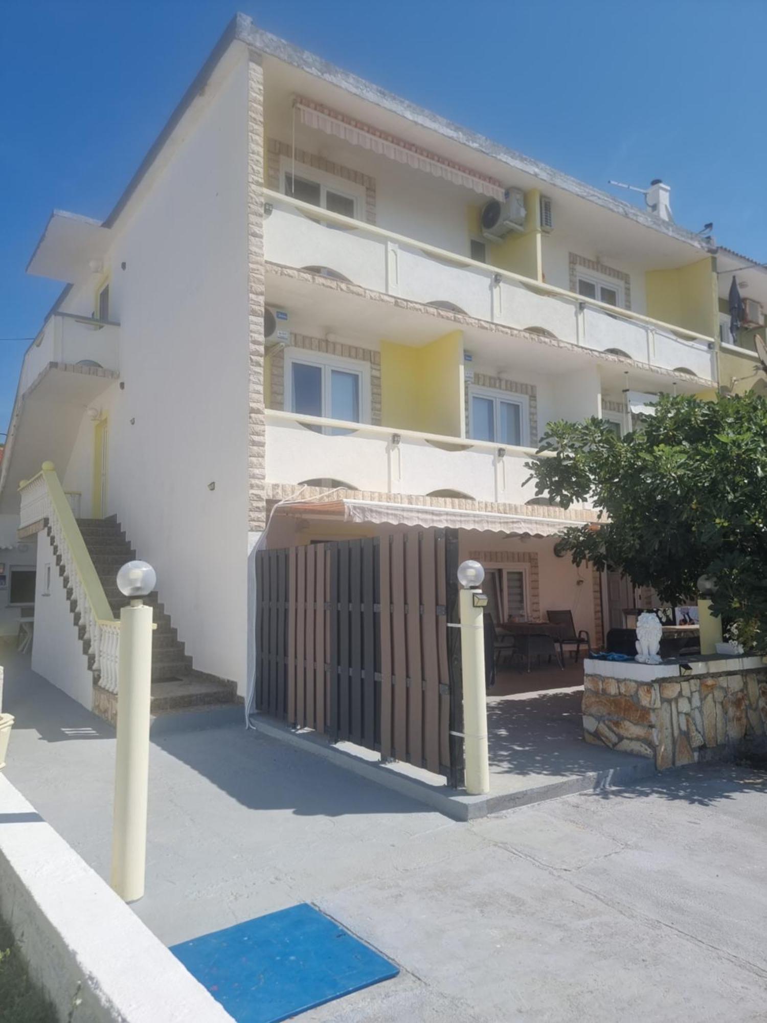 Dinjiška Apartmani Alen מראה חיצוני תמונה